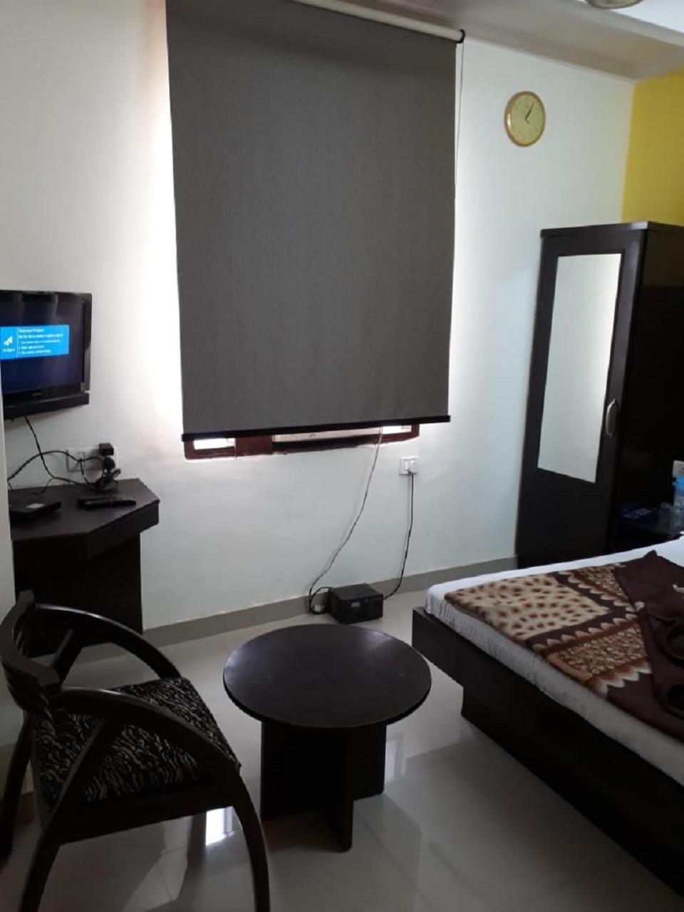 Hotel Shreeram Deluxe New Delhi Bagian luar foto